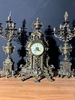 Antieke Franse Bronzen Regency Stijl Pendule met Kandelaren, Ophalen of Verzenden