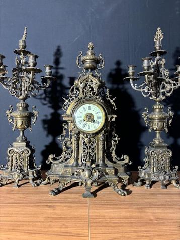 Antieke Franse Bronzen Regency Stijl Pendule met Kandelaren  beschikbaar voor biedingen