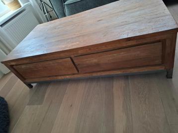 Industriële Tafel beschikbaar voor biedingen