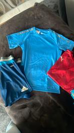 2 voetbal shirtjes en een korte tradings broek maat 152, Shirt, Ophalen of Verzenden, Zo goed als nieuw, Maat S