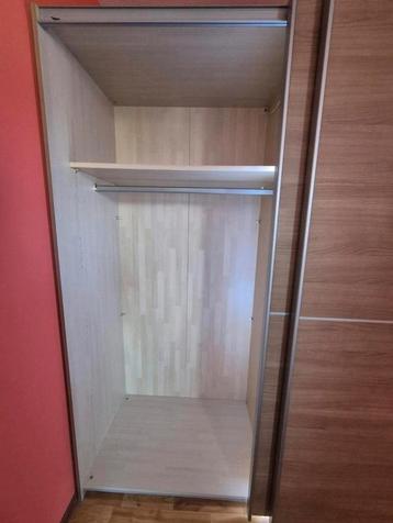 Mooie schuifdeuren kledingkast met hang en legplanken.  beschikbaar voor biedingen