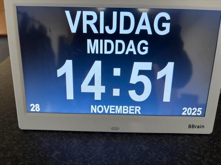 Bbrain Dementie Klok Basic - Digitale Kalenderklok, Huis en Inrichting, Woonaccessoires | Klokken, Gebruikt, Wekker of Tafelklok