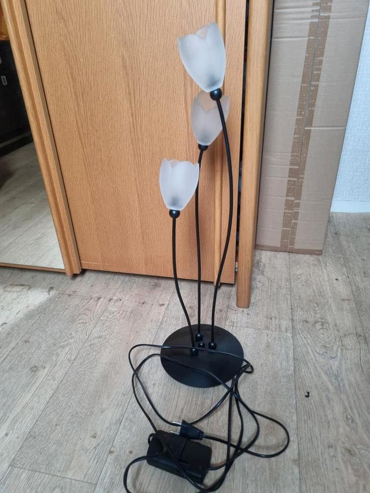 Mooie tafellamp met tulpen design, Huis en Inrichting, Lampen | Vloerlampen, Gebruikt, Minder dan 100 cm, Glas, Metaal, Ophalen of Verzenden