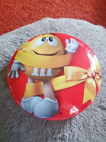Leuk rood ongebruikt Blik van M&M's. beschikbaar voor biedingen