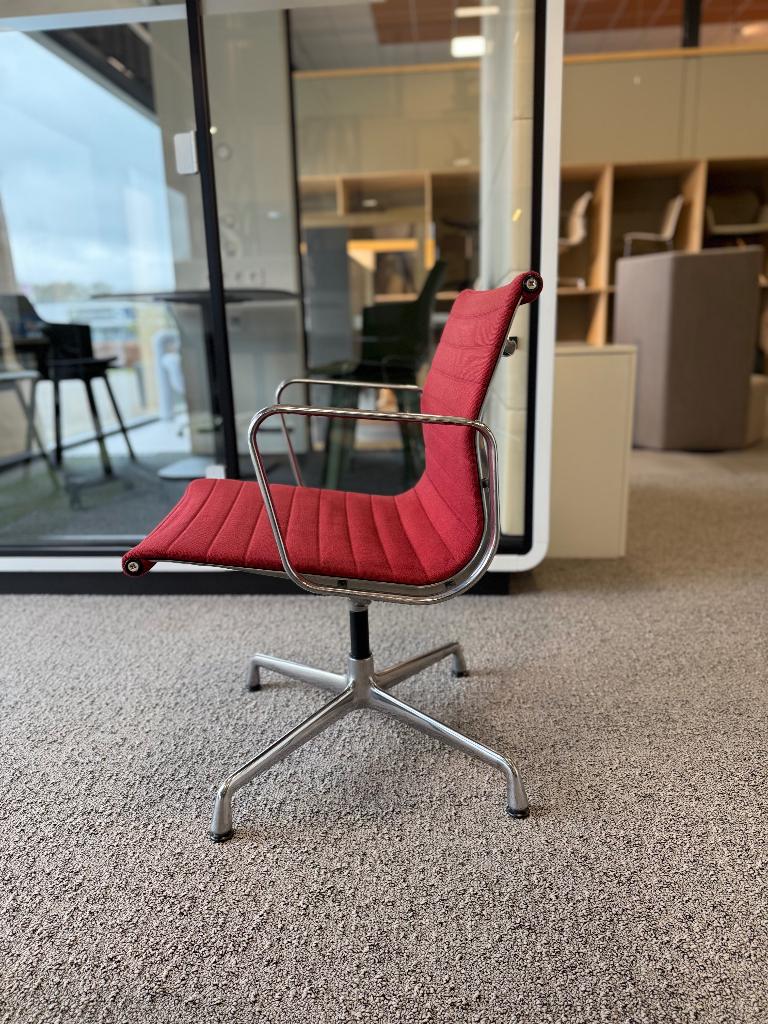 25x Vitra EA107 Eames Aluminium Chair Hopsak red Refurbished, Ophalen of Verzenden, Zo goed als nieuw, Stof, Eames