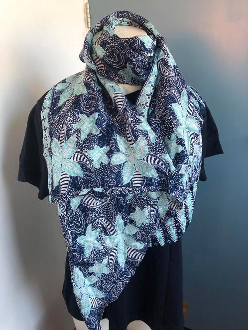 Blauw turquoise bloemen sjaal donkerblauw, Kleding | Dames, Mutsen, Sjaals en Handschoenen, Zo goed als nieuw, Sjaal, Maat 46/48 (XL) of groter