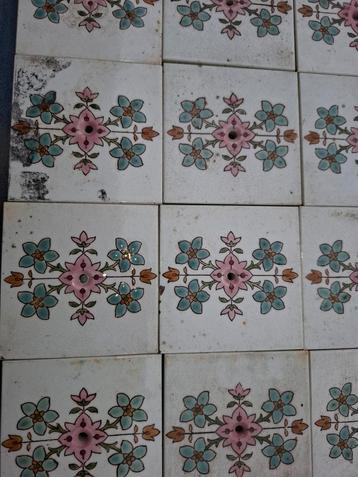 96x antieke kacheltegels met floral relïef beschikbaar voor biedingen