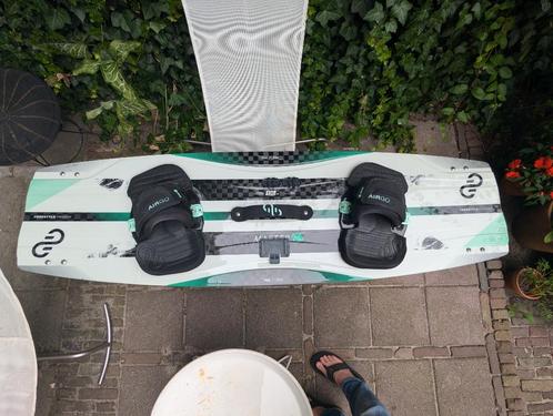 Kiteboard Twintip Eleveight Master C+ V5 compleet 136x41, Watersport en Boten, Kitesurfen, Zo goed als nieuw, Twintip, Ophalen