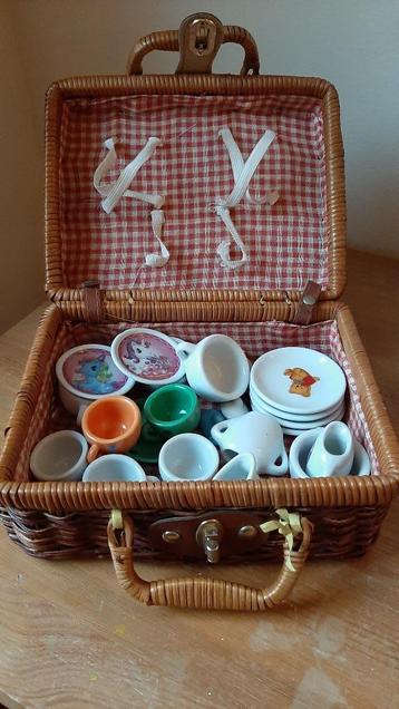 kinderserviesje in rieten mandje. oa. My little Pony beschikbaar voor biedingen