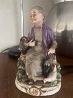 Oma Porseleinen Beeldje met Kip en Mand, Antiek en Kunst, Kunst | Beelden en Houtsnijwerken, Ophalen of Verzenden