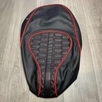 UITVERKOOP! Zadelhoes Vespa Sprint rood audi rs custom, Info@jynkx.com, Jynkx, Nieuw, Ophalen of Verzenden