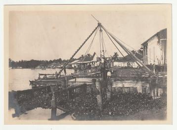 Foto takel aan rivier Nederlands-Indië werkzaamheden beschikbaar voor biedingen