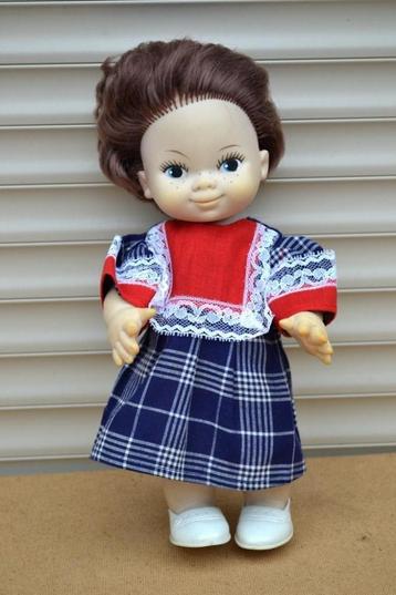 OPRUIMING; leuk kleuter popje met originele jurkje NR 8331 beschikbaar voor biedingen