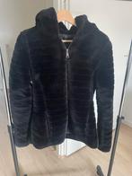 Zwarte faux fur / imitatiebont jas met capuchon, Ophalen of Verzenden, Zo goed als nieuw, Maat 38/40 (M), Zwart