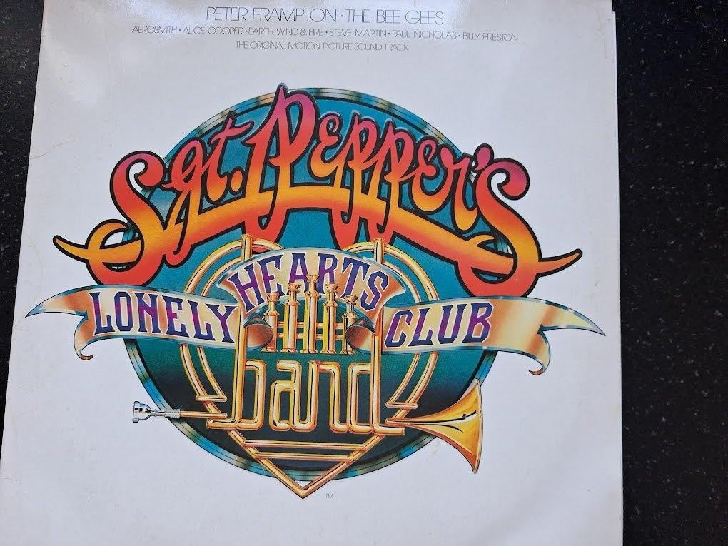 SGT. PEPPERS LONELY HEARTS CLUB BAND - BEE GEES - 2LP, Cd's en Dvd's, Vinyl | Pop, Ophalen of Verzenden, 1960 tot 1980, Zo goed als nieuw