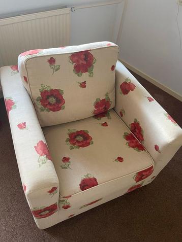 Dames stoel met rode rozen! Hoofdkleur is beige! beschikbaar voor biedingen