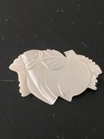 Vintage klein parelmoer - fruit broche 3,5 cm, Ophalen of Verzenden, Zo goed als nieuw, Overige materialen