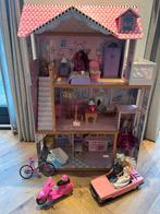 Poppenhuis met meubels en barbies, Ophalen, Zo goed als nieuw, Poppenhuis