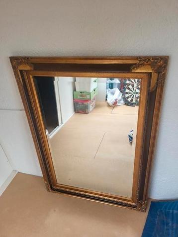 Grote spiegel in mooie lijst beschikbaar voor biedingen