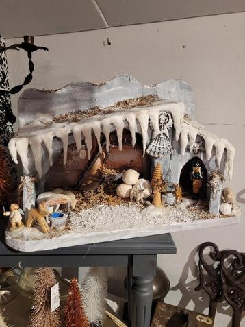 Zeer oude kerststal uit het Ertsgebergte met watten  beschikbaar voor biedingen