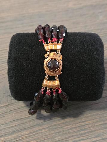 Antieke armband met granaat / granaatstenen en goud slot beschikbaar voor biedingen