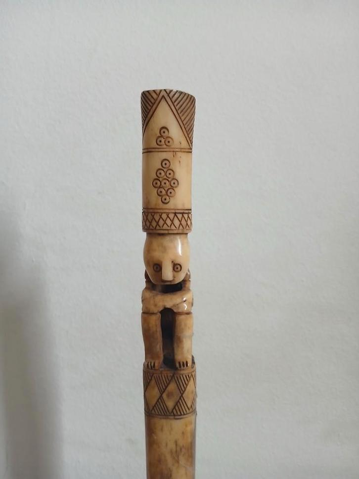 Houten Indonesische staf met voorouderfiguur van been, Antiek en Kunst, Kunst | Niet-Westerse kunst, Ophalen