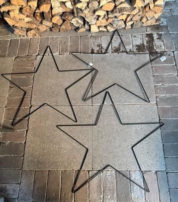 3 metalen sterren beschikbaar voor biedingen