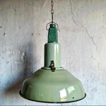 Vintage industriële emaille hanglampen 1975 Sovjet-Unie. beschikbaar voor biedingen