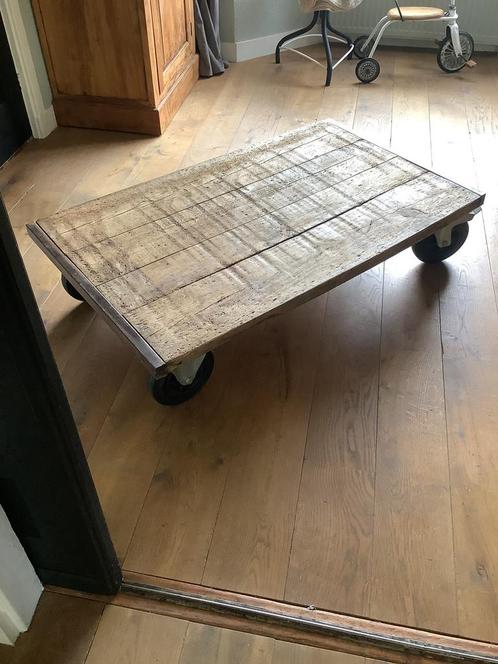 Salontafel stoer metaal hout sober stoer wielen 75€, Huis en Inrichting, Tafels | Salontafels, Zo goed als nieuw, Ophalen