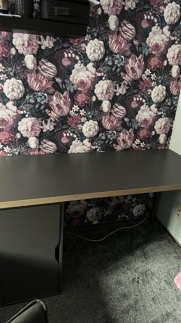 Ikea bureau met luxe stoel