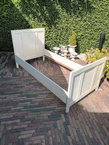 Oud eenpersoons bed beschikbaar voor biedingen