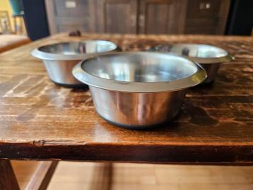 3 drinkbakjes/ voerbakjes antislip 12/13 cm beschikbaar voor biedingen