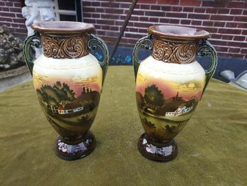 2 Engelse landschapsvazen met boerderij decor. beschikbaar voor biedingen