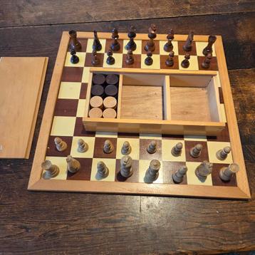 Vintage schaakbord en dambord met pionnen en stenen beschikbaar voor biedingen