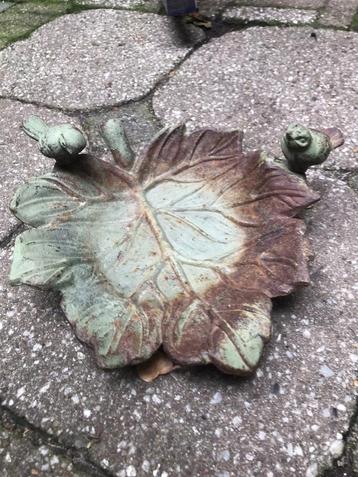 Vogeldrinkbakje groen gietijzer beschikbaar voor biedingen