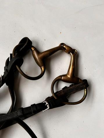 Leren hoofdstel met koperen bit beschikbaar voor biedingen