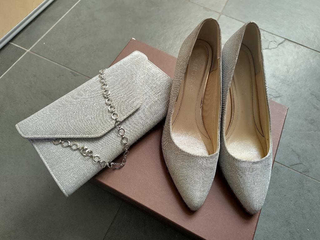 schoenen zilver maat 40 met bijpassende clutch, Kleding | Dames, Schoenen, Pumps, Overige kleuren, Ophalen of Verzenden, Zo goed als nieuw