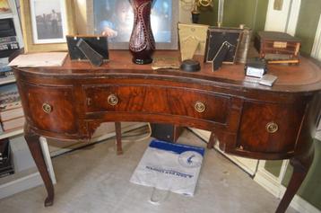 Antiek bureautje waar wat werk aan zit, niks ernstigs beschikbaar voor biedingen
