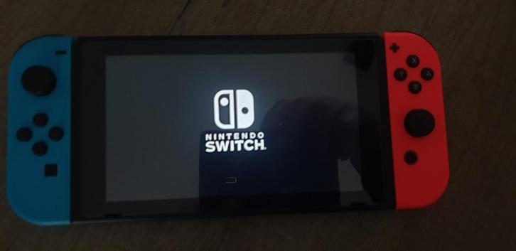 Nintendo Switch Rood/Blauw + Switch Sports, Spelcomputers en Games, Spelcomputers | Nintendo Switch, Zo goed als nieuw, Switch Original