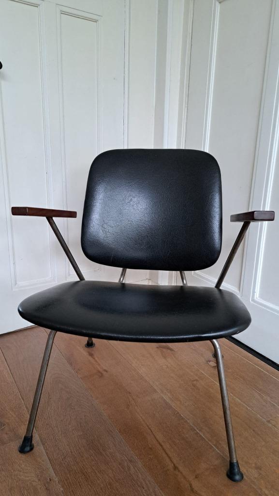 Vintage - Retro Gispen Kembo fauteuil – zwart skai & staal, Huis en Inrichting, Fauteuils, Gebruikt, Leer, Metaal, 50 tot 75 cm