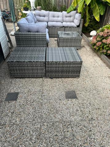 Te koop heel mooi loungeset met kussens en 6 zit plaatsen beschikbaar voor biedingen