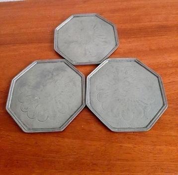 3 vintage grote bewerkte tinnen onderzetters beschikbaar voor biedingen