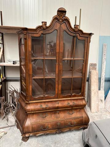 Antieke buik vitrinekast met lades beschikbaar voor biedingen