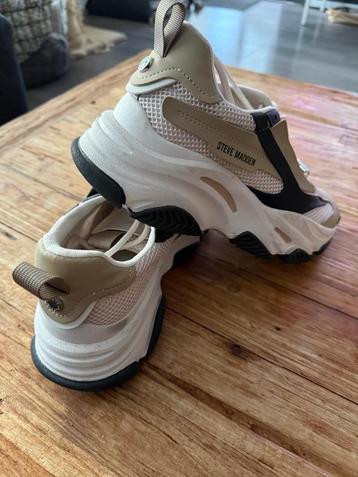 Steve Madden Possession-E beschikbaar voor biedingen