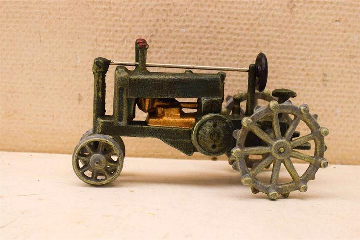 Gietijzeren beeldje van een tractor 47059, Verzamelen, Beelden en Beeldjes, Gebruikt, Dier, Ophalen of Verzenden