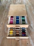 Houten ladekastje met bobbins. 72 kleuren DMC borduurgaren, Ophalen of Verzenden, Zo goed als nieuw, Borduurgaren of Zijde