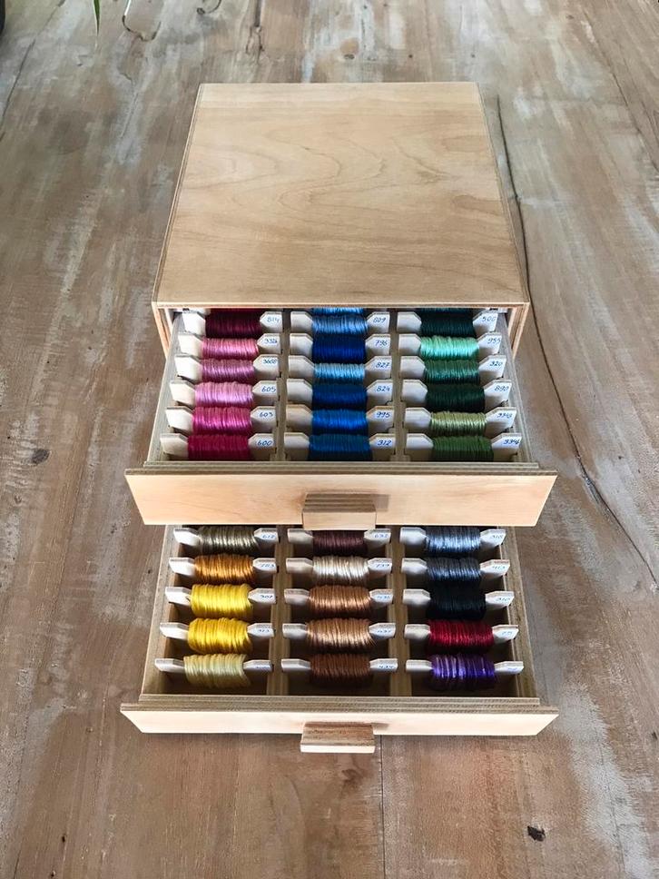 Houten ladekastje met bobbins. 72 kleuren DMC borduurgaren, Hobby en Vrije tijd, Borduren en Borduurmachines, Zo goed als nieuw