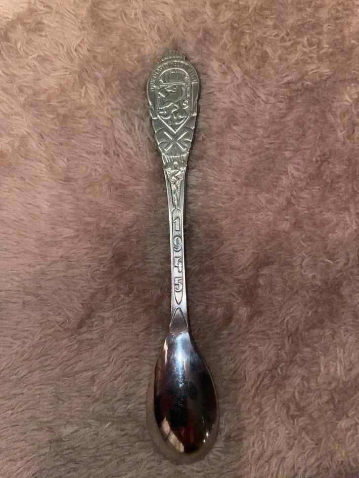 Verzilverd Thee Lepeltje “Nederland Helpt Indie 1945”  nr 4, Antiek en Kunst, Antiek | Bestek, Ophalen of Verzenden