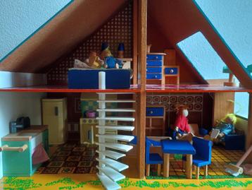 Houten poppenhuis + dolls beschikbaar voor biedingen