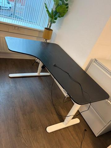 Modern bureau met verstelbare hoogte